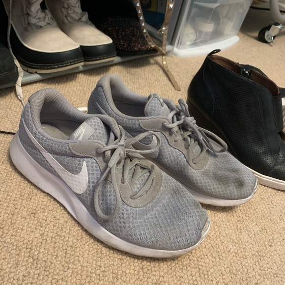 grey nike running shoes - Picture 2 of 3
